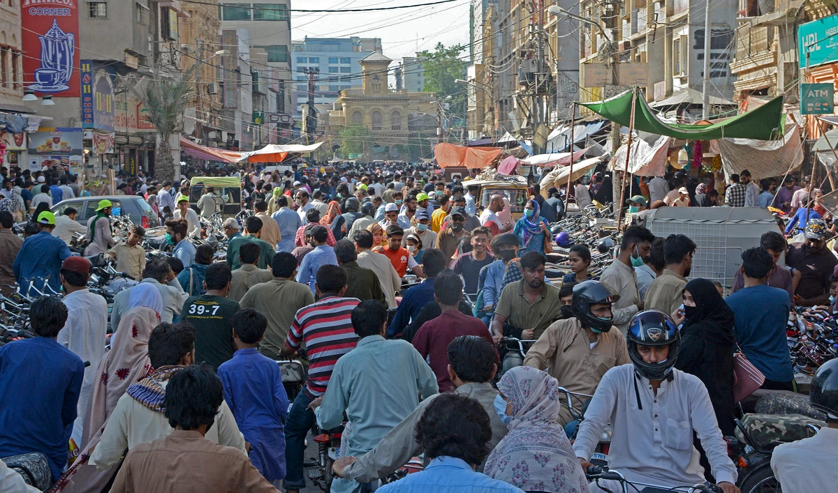 Shoppers throng a marketplace during the holy month of Ramadan ahead of the Eid al-Fitr festivities in Karachi, Pakistan, on May 8, 2021. (AFP/File)