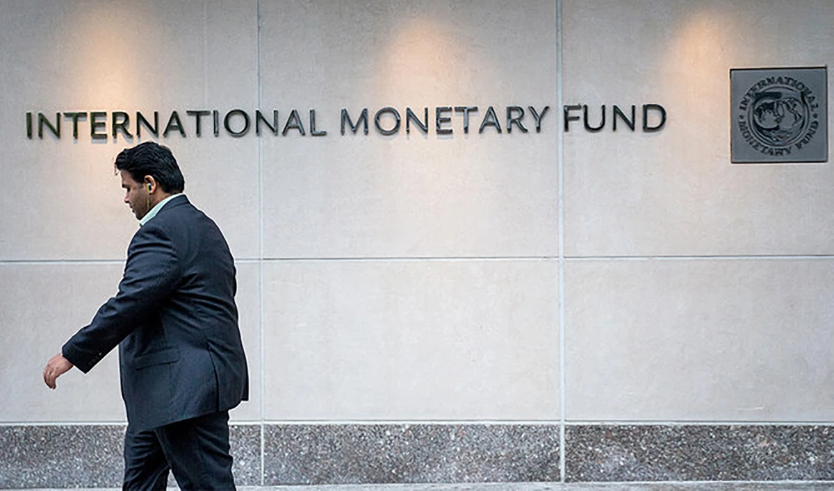 A man walks past the IMF Headquarters in Washington, US, on September 30, 2016. (AFP/File)