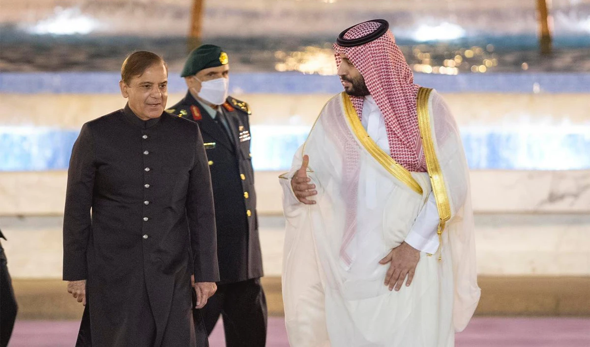 Pakistan's Prime Minister Shehbaz Sharif (L) meets Saudi Crown Prince Mohammad bin Salman (R) in Jeddah, Saudi Arabia on April 30, 2022. (PID)