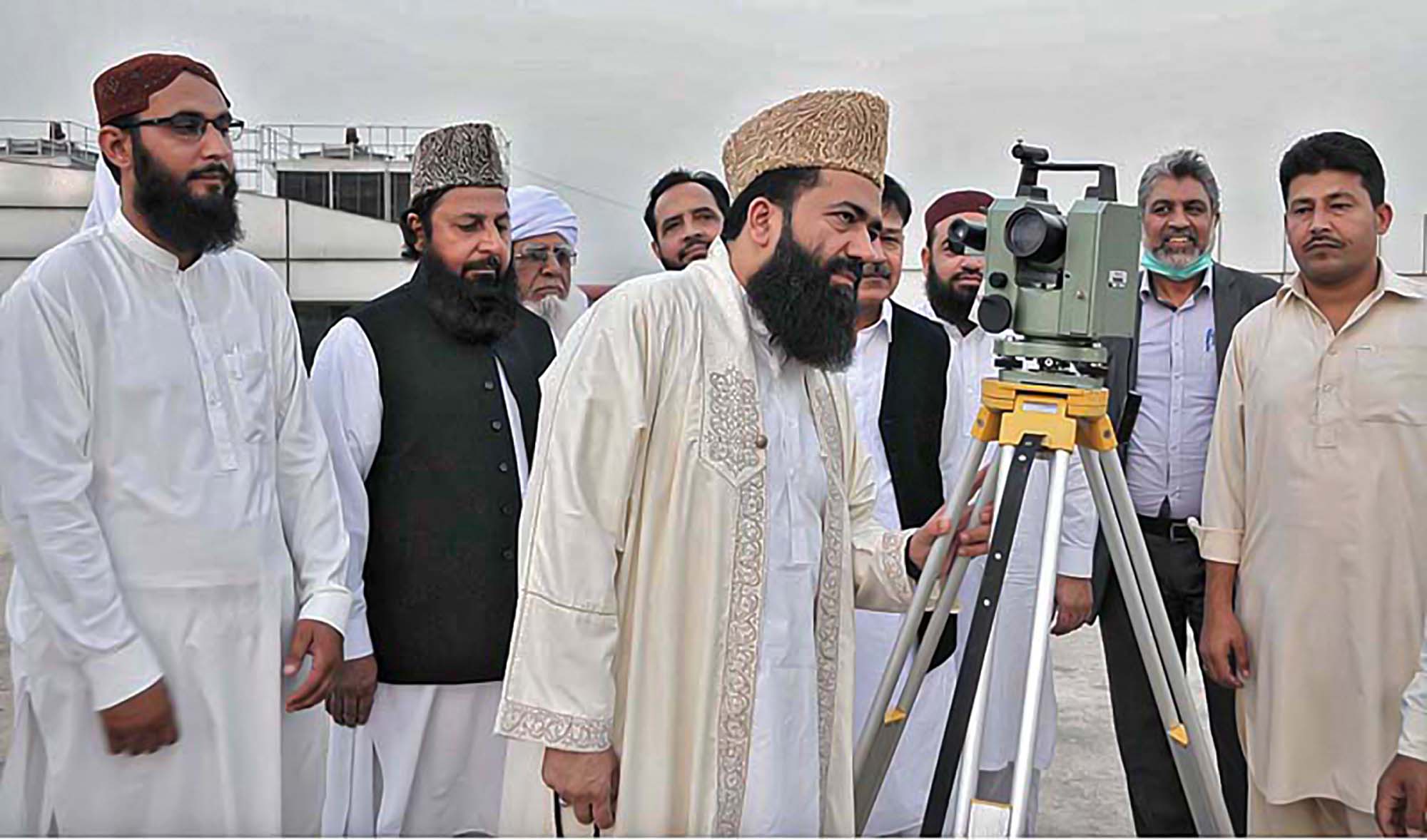 Maulana Abdul Khabir Azad, Chairman Ruet-e-Halal Committee, looks for crescent moon that signals beginning of Islamic month of Dhul Qadah in Islamabad, Pakistan, on June 10, 2021. (APP/File)