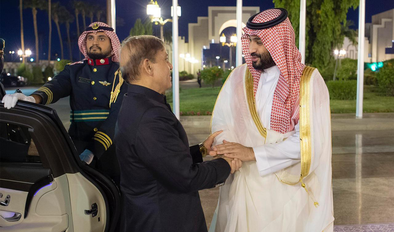 Pakistan's Prime Minister Shehbaz Sharif (L) meets Saudi Crown Prince Mohammad bin Salman (R) in Jeddah, Saudi Arabia on April 30, 2022. (SPA/File)
