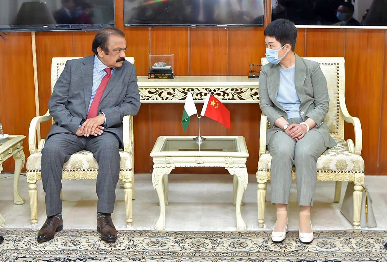 Pakistan's Interior Minister Rana Sanaullah (left) meets Chinese charge d'affaires Pang Chunxue in Islamabad, Pakistan, on May 10, 2022. (PID)