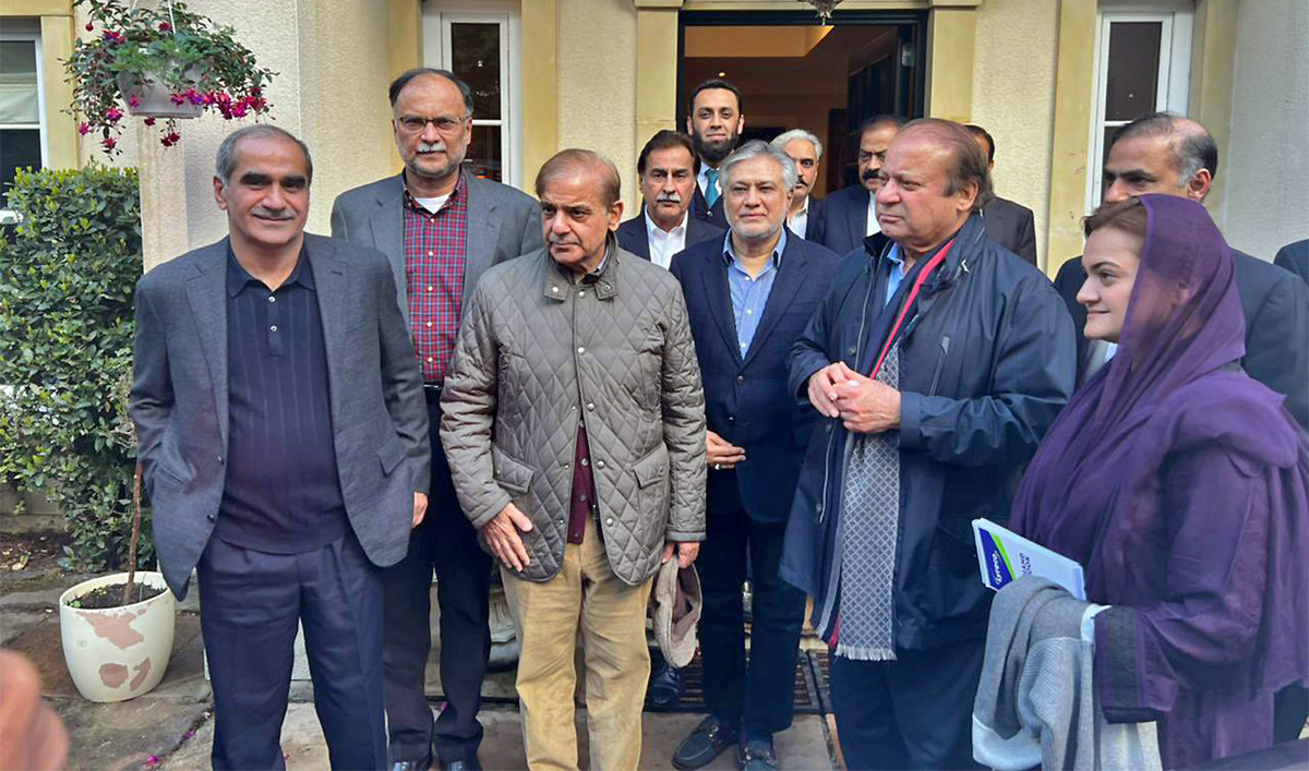Pakistan's PM Shehbaz Sharif (2L), Nawaz Sharif (3L) and cabinet members pose for picture in London, UK, on May 11, 2022. (@KhSaad_Rafique/Twitter)