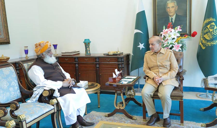 Pakistan's Prime Minister Shehbaz Sharif (R) meet Jamiat Ulema-i-Islam-Fazl chief Maulana Fazlur Rehman on May 16, 2022. (PID)