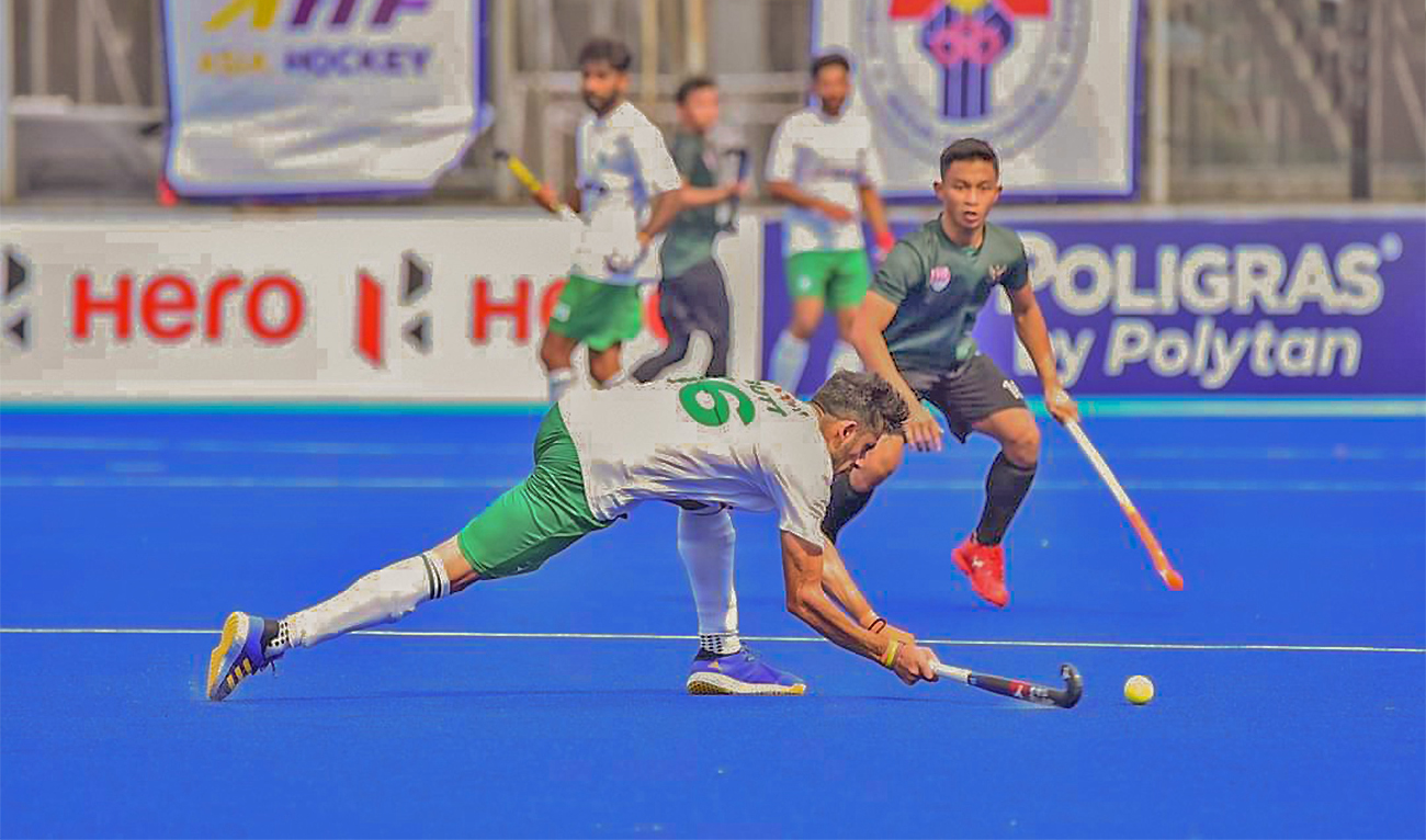 Pakistan's hockey team player (in white shirt) plays a shot against Indonesia in Asia Hockey Cup 22 in Jakarta, Indonesia, on May 24, 2022. (Pakistan Hockey Federation)