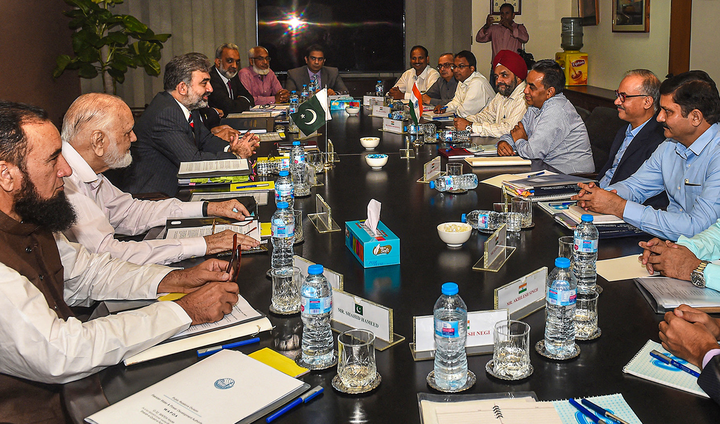 Pakistan's Commissioner for Indus Waters (PCIW) Syed Muhammad Mehar Ali Shah (center L) talks with Indian delegation during a first day of a meeting to discuss the Indus Waters Treaty and other issues in Lahore on August 29, 2018. (AFP/File)