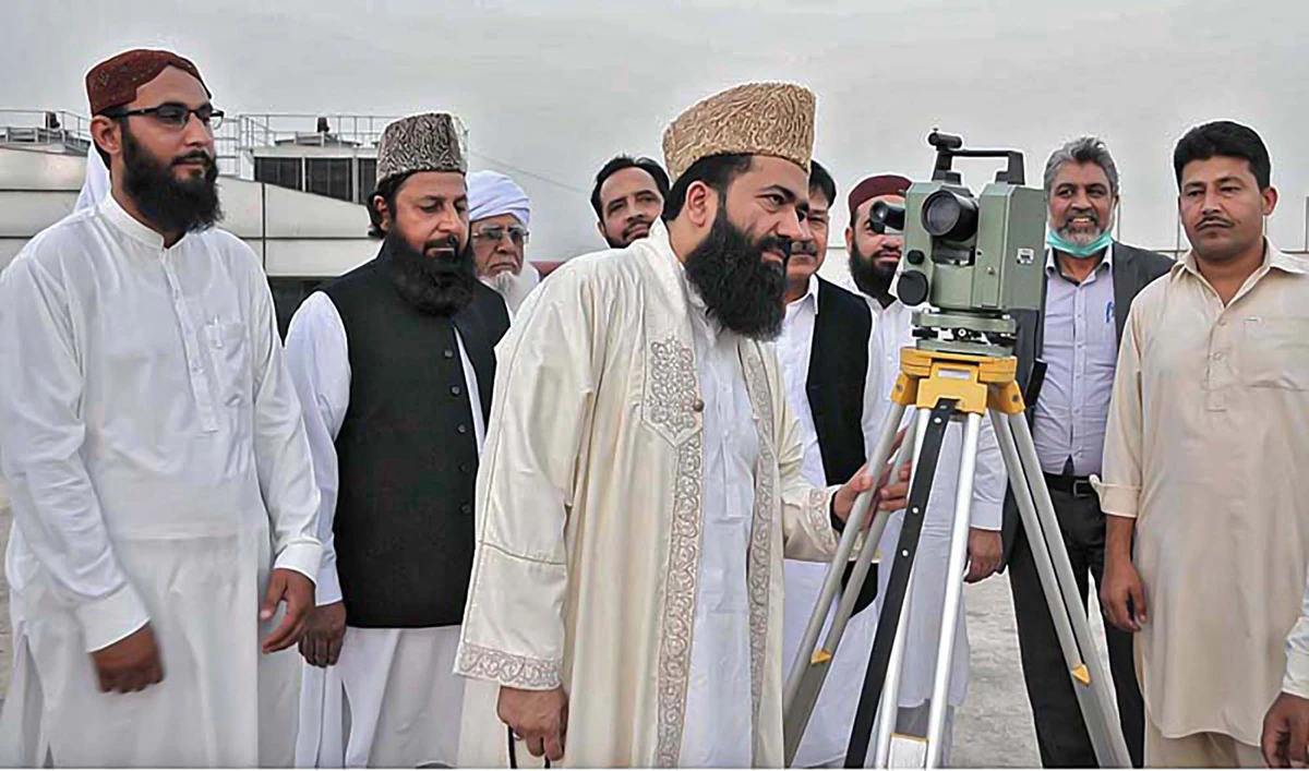Maulana Abdul Khabir Azad, Chairman Ruet-e-Halal Committee, looks for crescent moon that signals beginning of Islamic month of Dhul Qadah in Islamabad, Pakistan, on June 10, 2021. (APP/File)