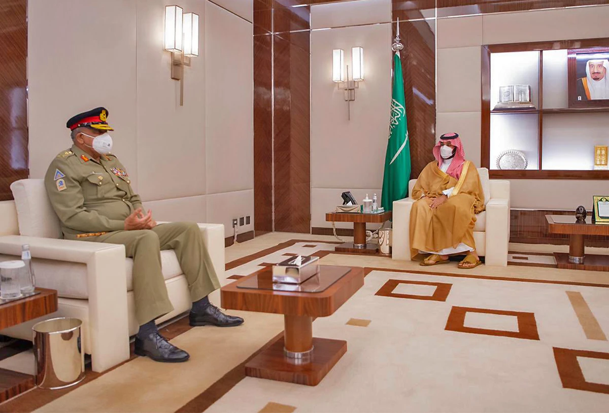 Pakistan's army chief, General Qamar Javed Bajwa (left) meets Saudi Arabia’s Crown Prince Mohammed bin Salman in Jeddah, Saudi Arabia, on May 7, 2021. (Photo courtesy: SPA/File)