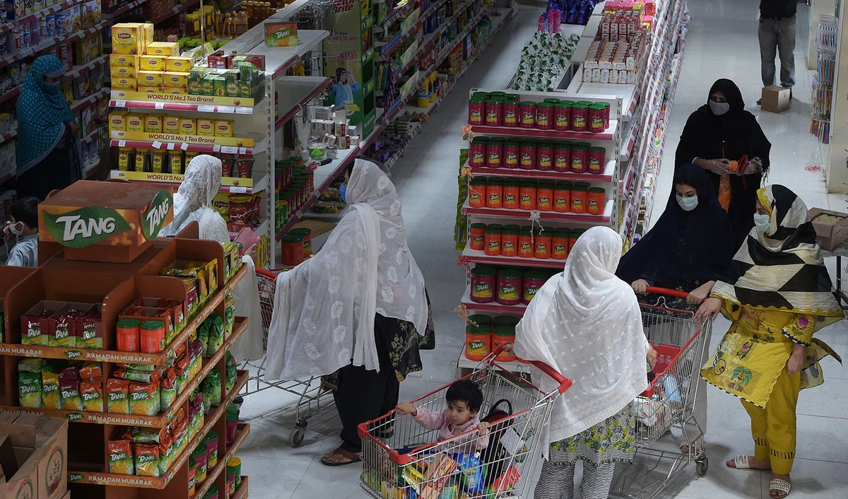 Resident wearing facemasks buy food items at a departmental store in Peshawar, Pakistan, on April 21, 2020. (AFP/File)