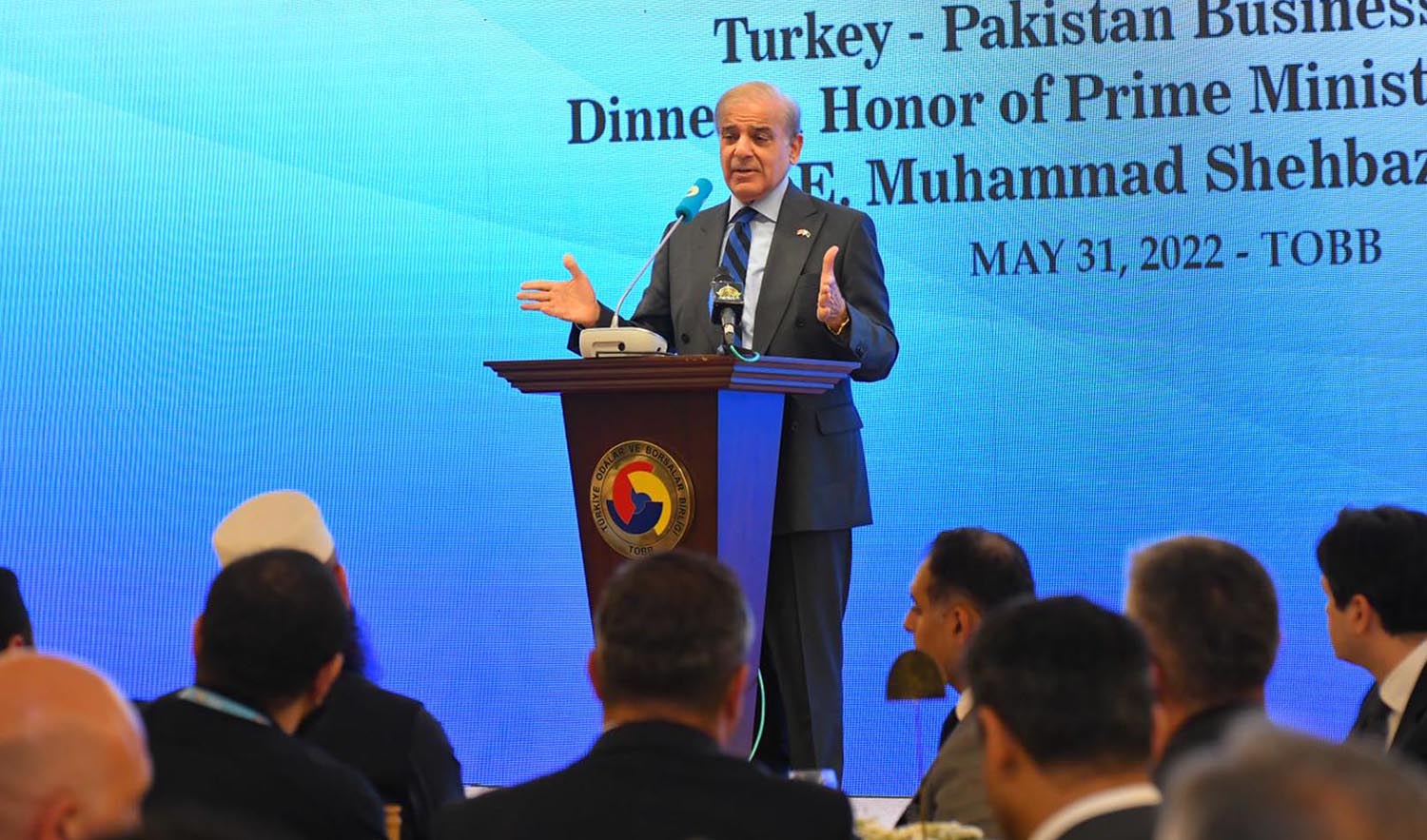 Pakistan Prime Minister Shehbaz Sharif speaks during a dinner hosted by Union of Chambers and Commodity Exchanges of Turkey (TOBB) in Ankara on May 31, 2022. (PID)