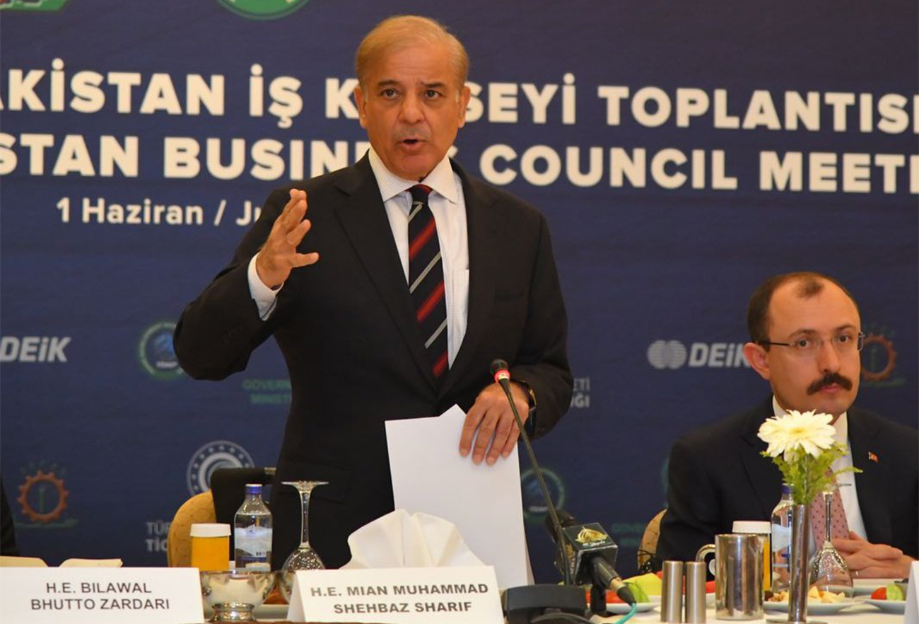 Pakistan Prime Minister Shehbaz Sharif addresses Turkish investors and Pakistani businessmen at Pakistan Turkish Business Council in Ankara, Turkey, on June 1, 2022. (PID)