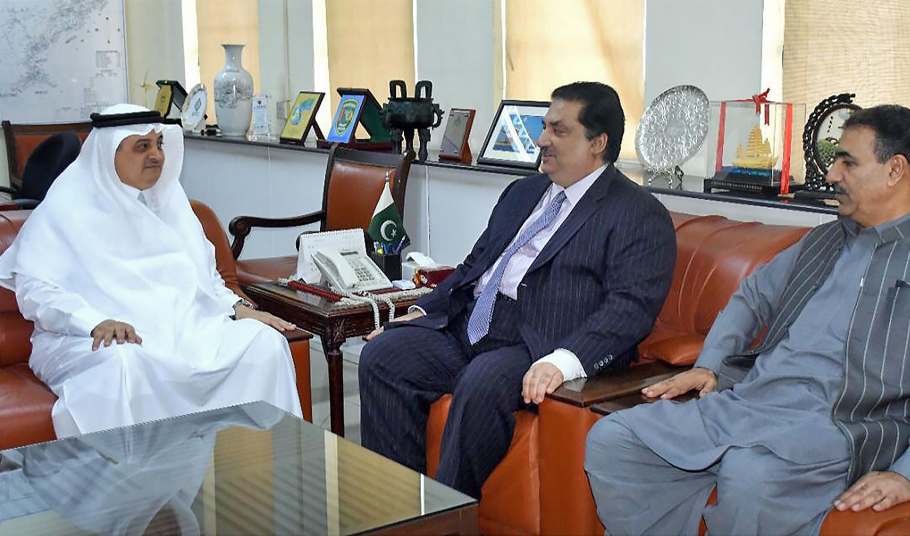 Saudi Arabia's envoy Nawaf bin Said Al-Malki (left) meets Pakistan's energy minister Khurram Dastgir Khan (second right) in Islamabad, Pakistan, on June 1, 2022. (PID)