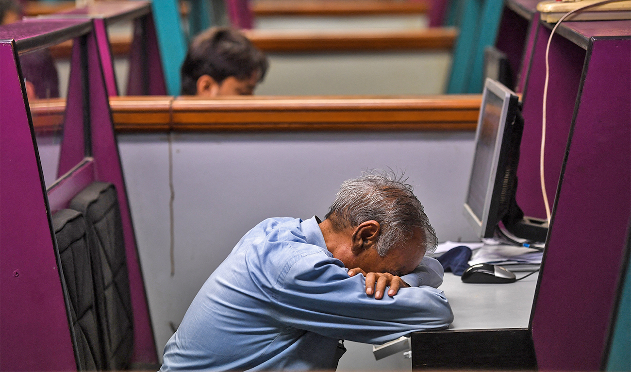 A Pakistani stockbroker rests during a trading session at the Pakistan Stock Exchange in Karachi on May 16, 2019. (AFP/File)