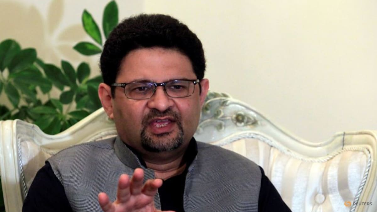 Pakistan's finance ministry chief Miftah Ismail speaks with Reuters during an interview in Islamabad, Pakistan December 28, 2017. (REUTERS/File)