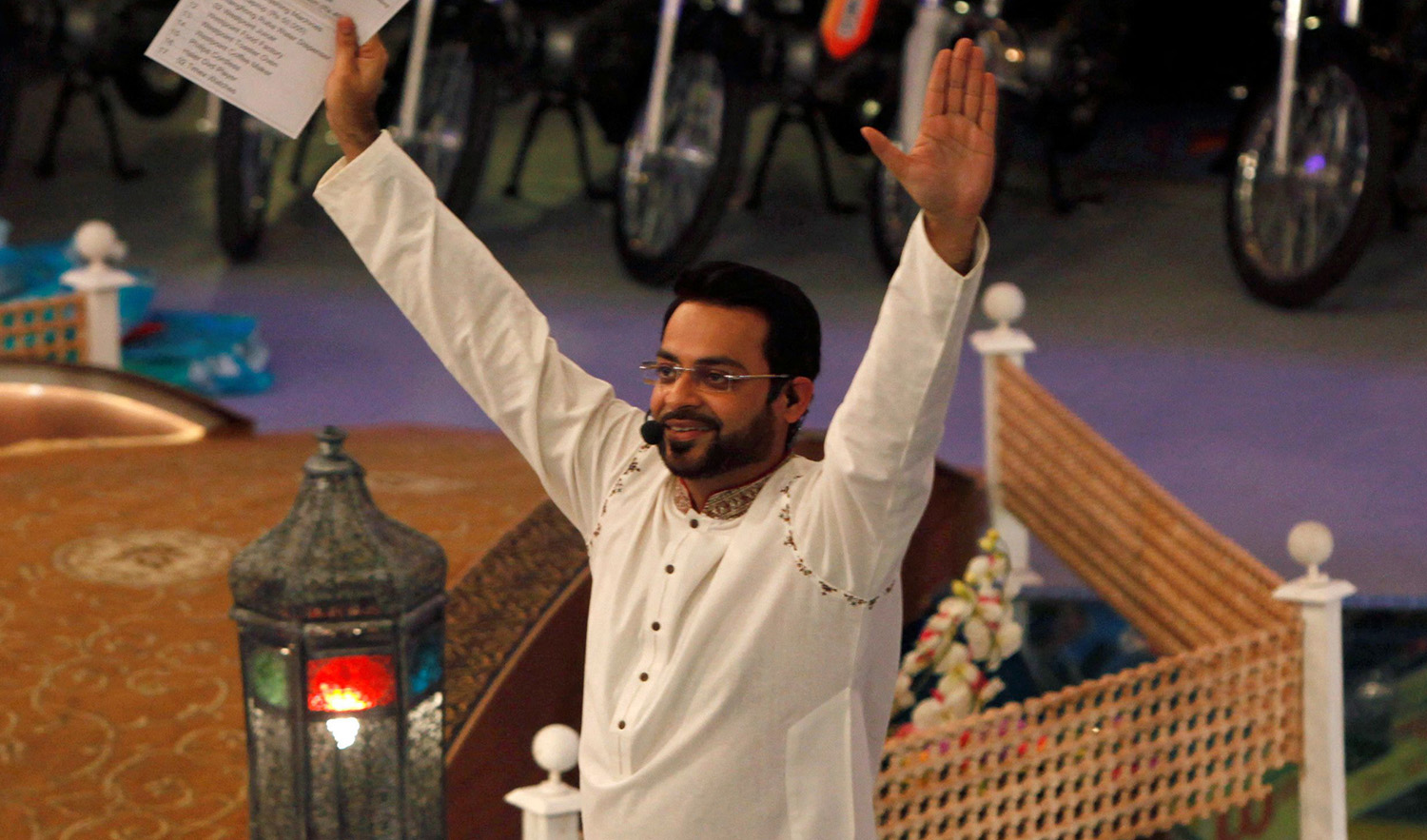 Aamir Liaquat Hussain gestures while asking participants questions during a live show in Karachi, Pakistan, on July 26, 2013. (REUTERS/File)