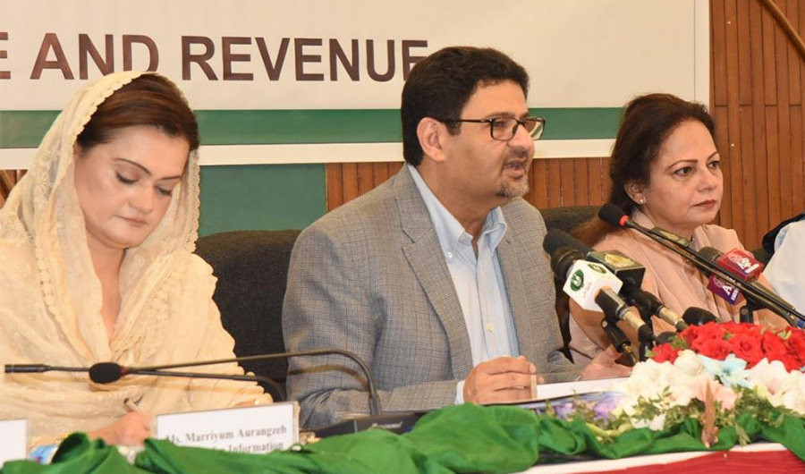 Pakistan's Finance Minister Miftah Ismail (C) briefing the media persons on Federal Budget 2022-23 in Islamabad on June 11, 2022. (APP)