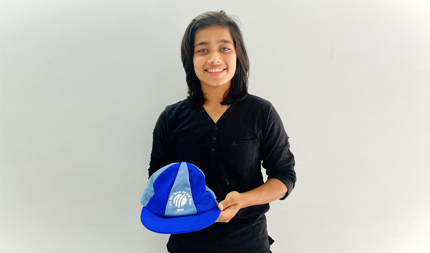 Pakistani cricketer Fatima Sana posing with her International Cricket Council’s (ICC) ODI Team of the Year commemorative cap on June 11, 2022. (Photo courtesy: @imfatimasana/Twitter)