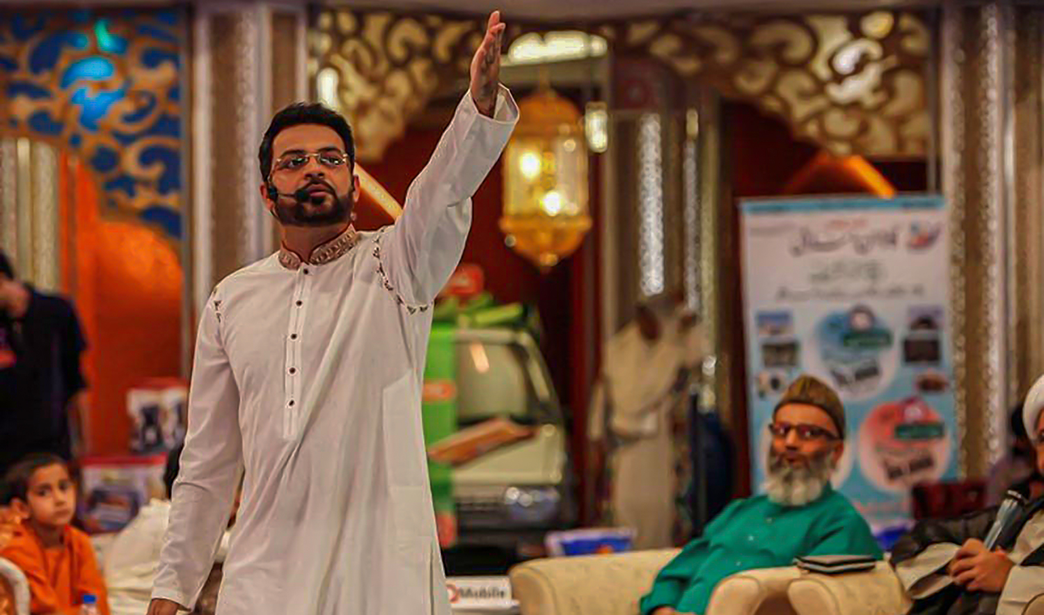 Aamir Liaquat Hussain gestures during a live show in Karachi, Pakistan, July 26, 2013. (REUTERS/File)