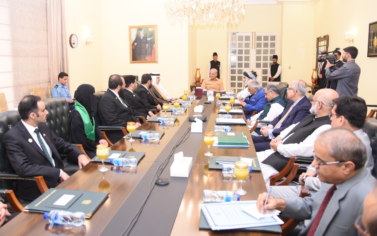 A Saudi delegation (left side) meets Pakistan's Prime Minister Shehbaz Sharif (C) in Islamabad on June 16, 2022. (@KSAembassyPK/Twitter)