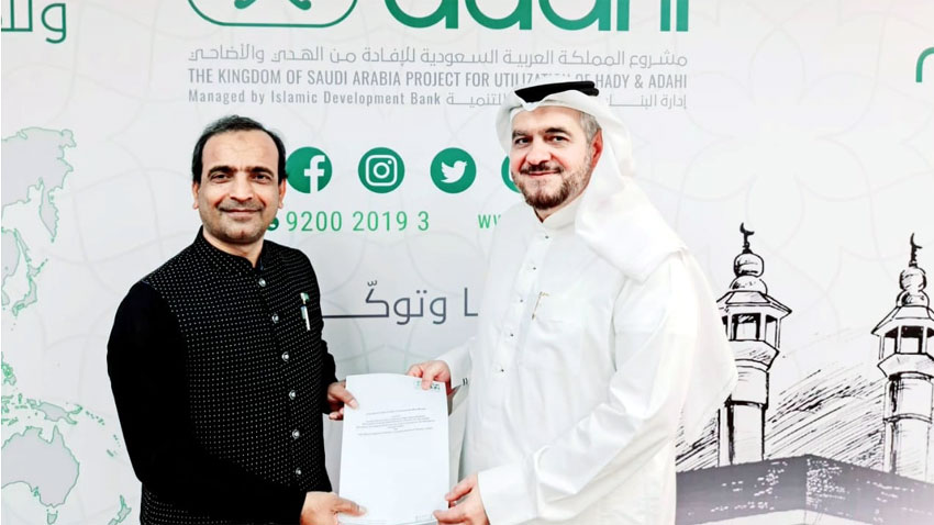 Official of Pakistan Hajj Mission (L) and the Islamic Development Bank pose for a photo in Jeddah on June 22, 2022. (Radio Pakistan)