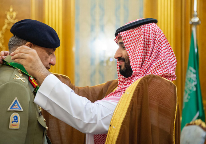Saudi Crown Prince Mohammed bin Salman bestows the Order of King Abdulaziz on Pakistan's Army Chief Gen. Qamar Javed Bajwa on June 26, 2022. (SPA)