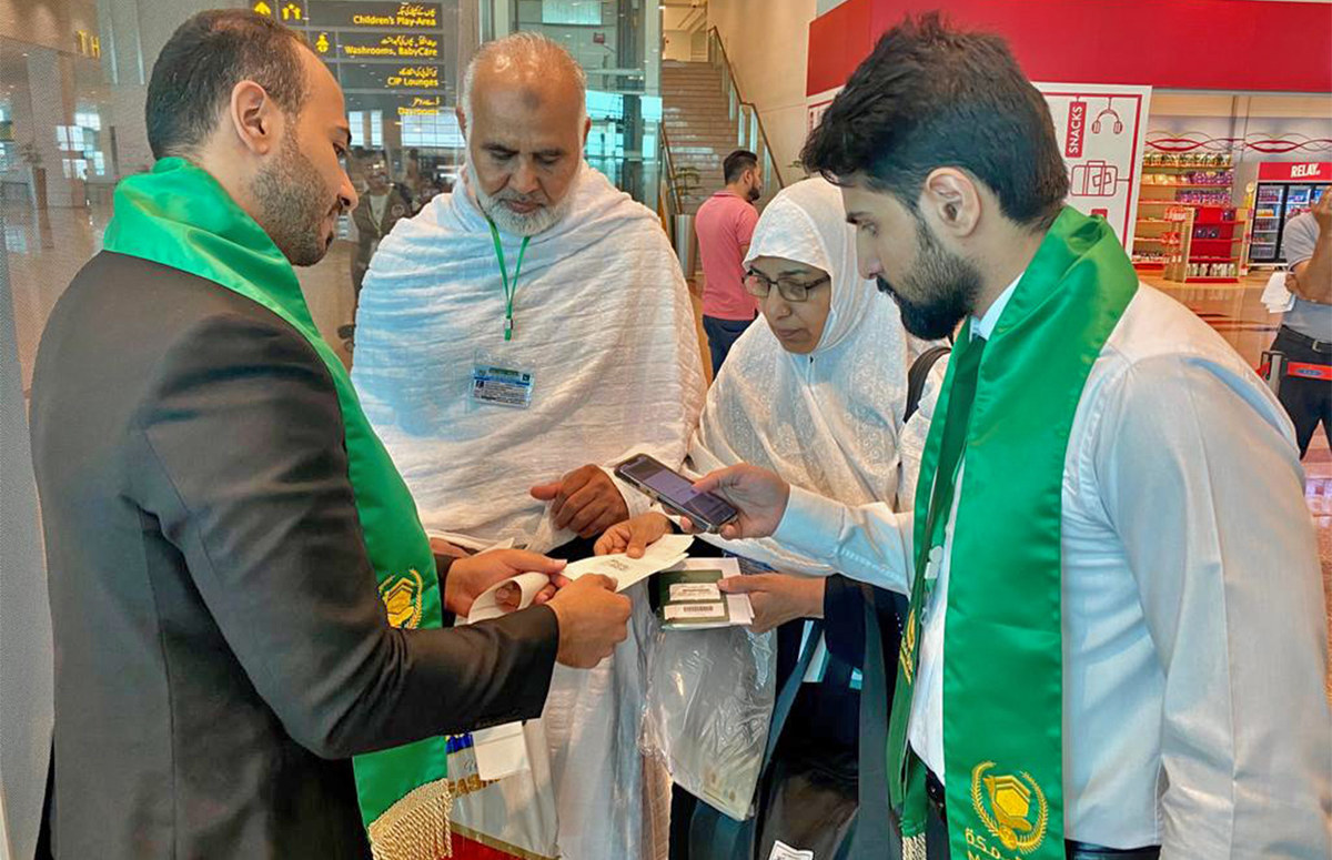 Saudi staff of the Route to Makkah project help out Pakistani pilgrims at Islamabad airport in Islamabad, Pakistan, on June 17, 2022. (AN Photo)