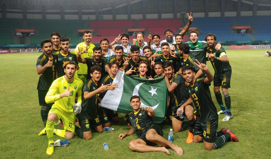 Pakistan's national football team posses with the country's flag in this undated file photo.(Photo courtesy: Pakistan Football Federation)