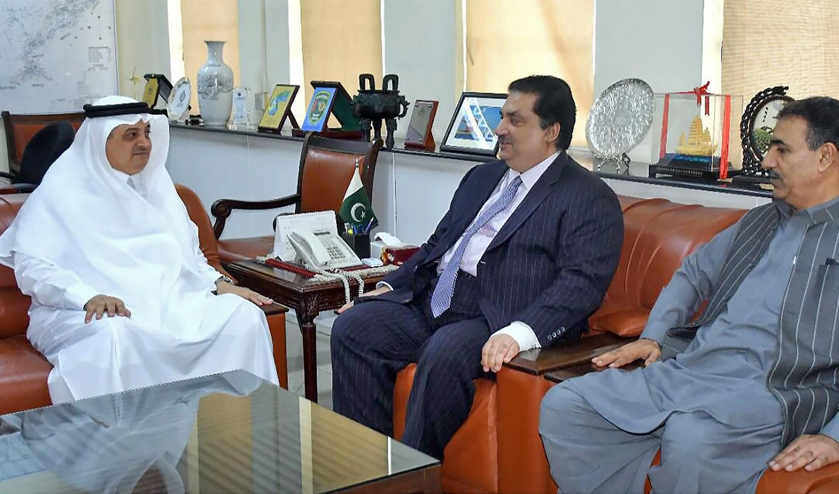 Saudi Arabia's envoy Nawaf bin Said Al-Malki (left) meets Pakistan's energy minister Khurram Dastgir Khan (second right) in Islamabad, Pakistan, on June 1, 2022. (PID)