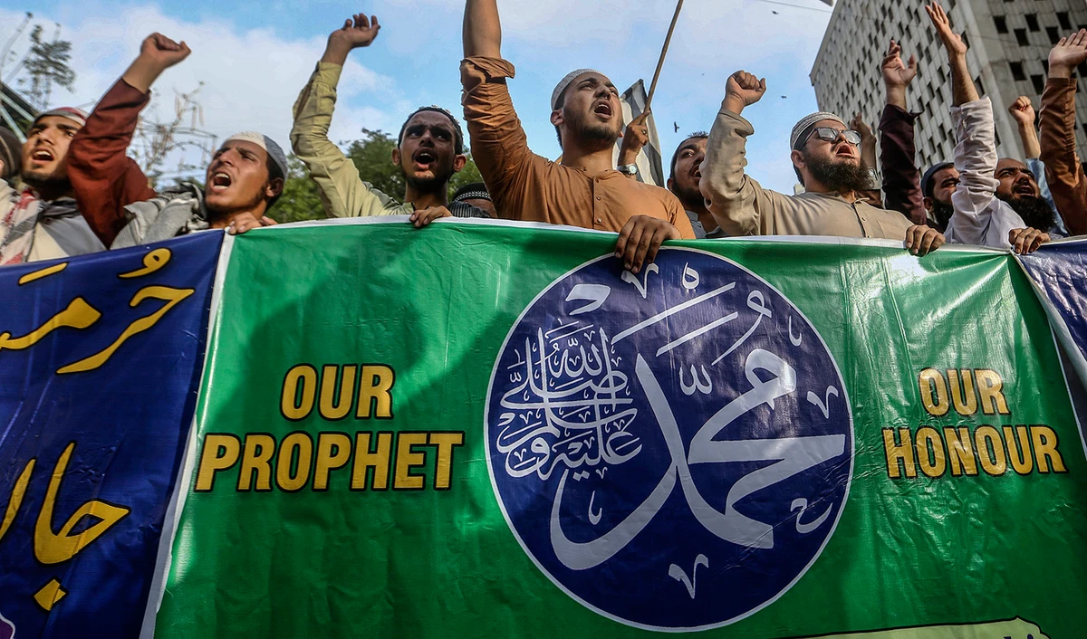 Pakistani protesters chant anti-Indian slogans during a demonstration to condemn the derogatory references to Prophet Mohammad (PBUH) made by Nupur Sharma, a member of India's ruling BJP party, in Karachi, Pakistan, on June 6, 2022. (AFP)