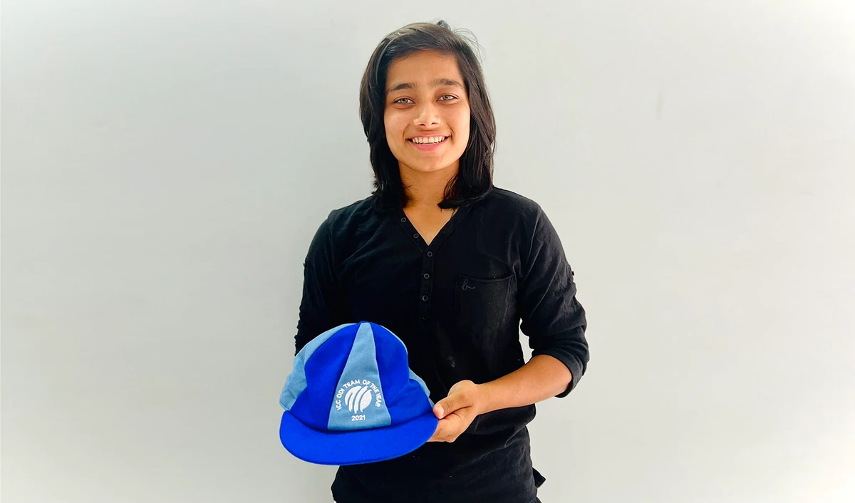Pakistani cricketer Fatima Sana posing with her International Cricket Council’s (ICC) ODI Team of the Year commemorative cap on June 11, 2022. (Photo courtesy: @imfatimasana/Twitter)