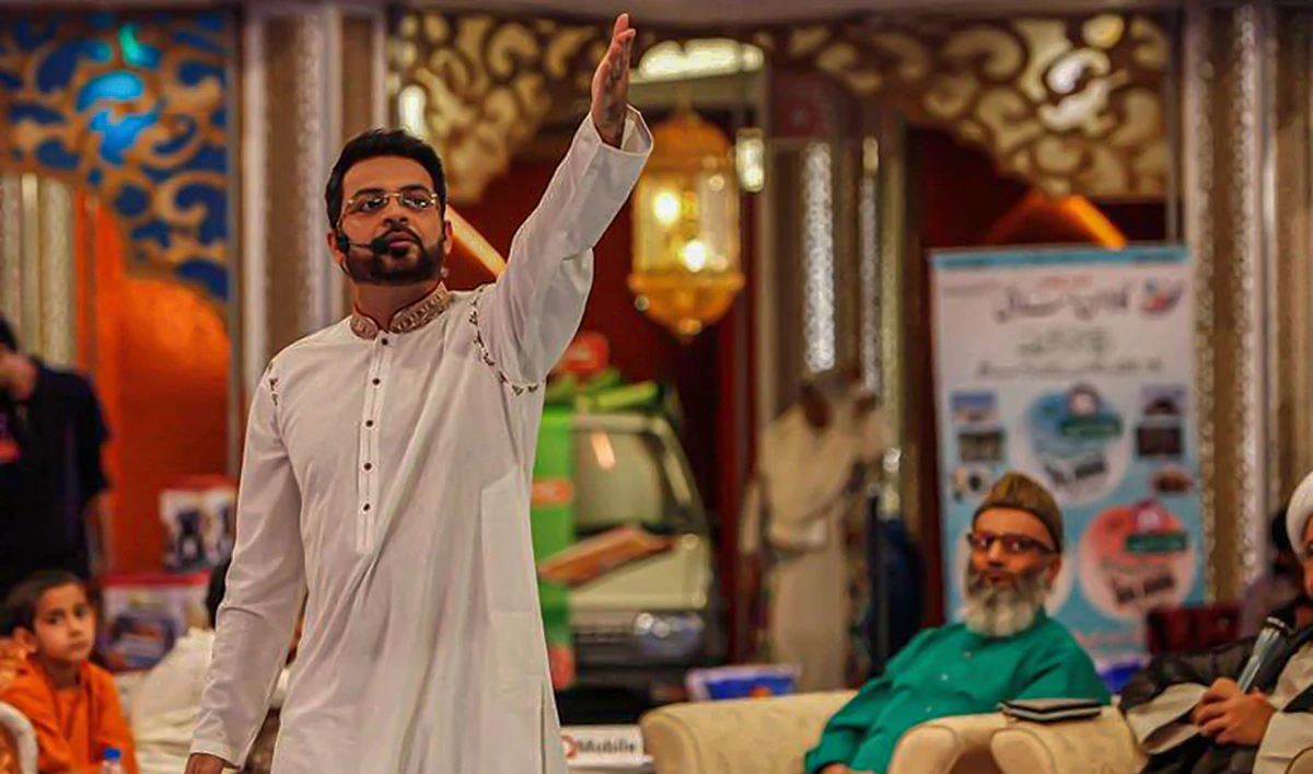 Aamir Liaquat Hussain gestures during a live show in Karachi, Pakistan, July 26, 2013. (REUTERS/File)
