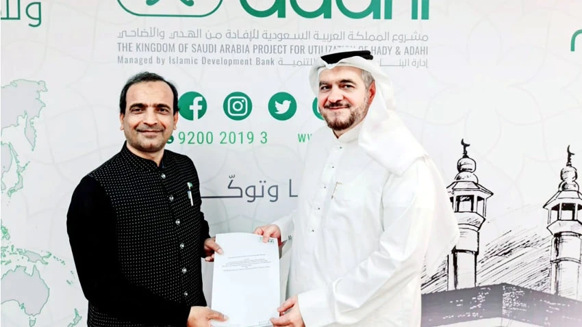 Official of Pakistan Hajj Mission (L) and the Islamic Development Bank pose for a photo in Jeddah on June 22, 2022. (Radio Pakistan)