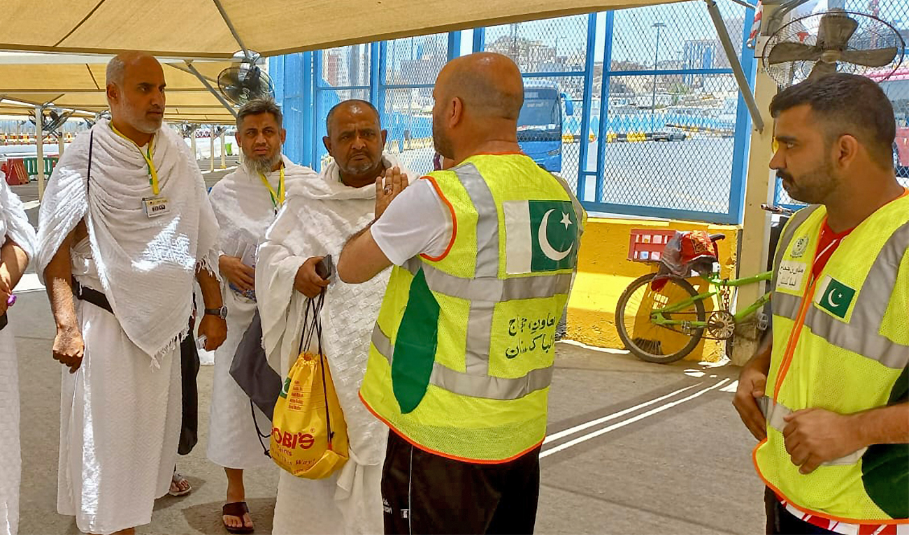 Pakistani Hajj volunteers receive pilgrims in Makkah, Saudi Arabia, on June 16, 2022. (Photo courtesy: Pakistan Hajj Mission)