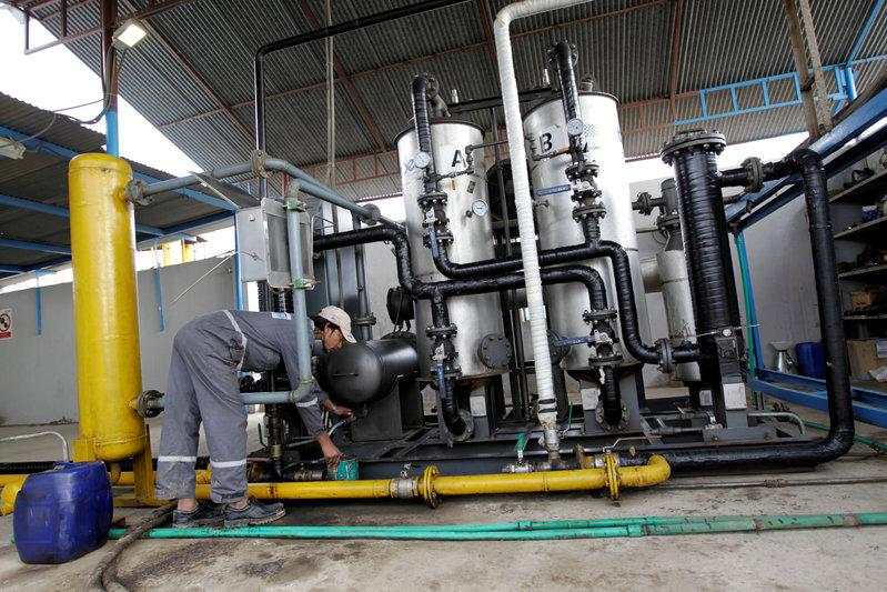 A worker drains water from a gas filter at the Egas processing plant in Gujar Khan, Pakistan March 10, 2017. (REUTERS/FILE)