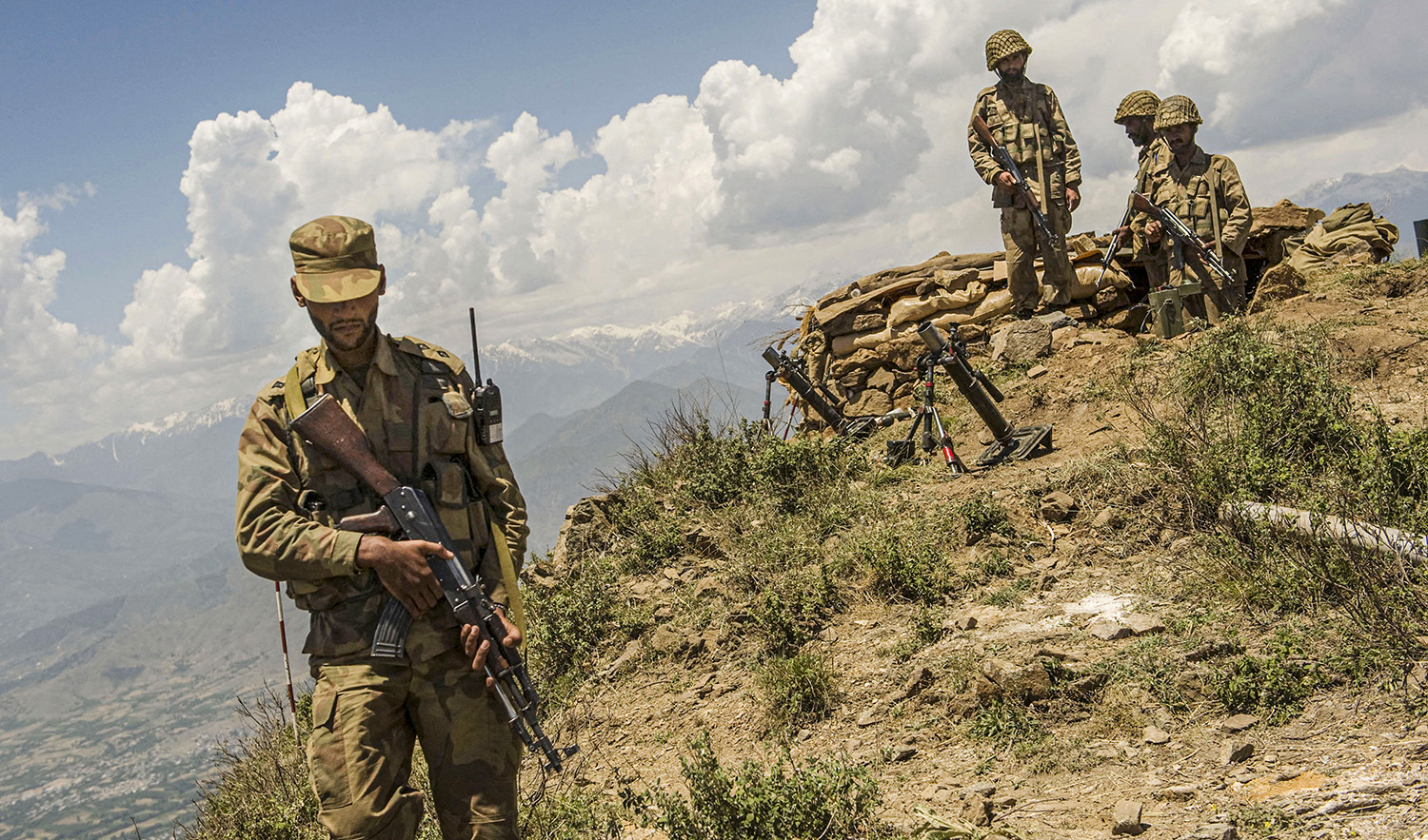 Pakistani soldiers stand guard on top of a mountain in northwest Pakistan on May 22, 2009. (AFP/File)