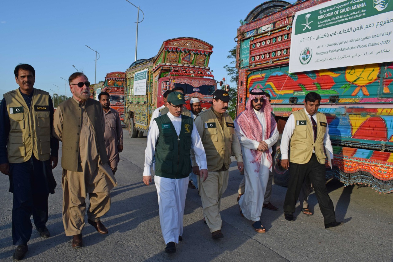 Pakistani and Saudi officials pictured in front of a KS Relief truck in Balochistan on July 15, 2022. (@KSRelief)