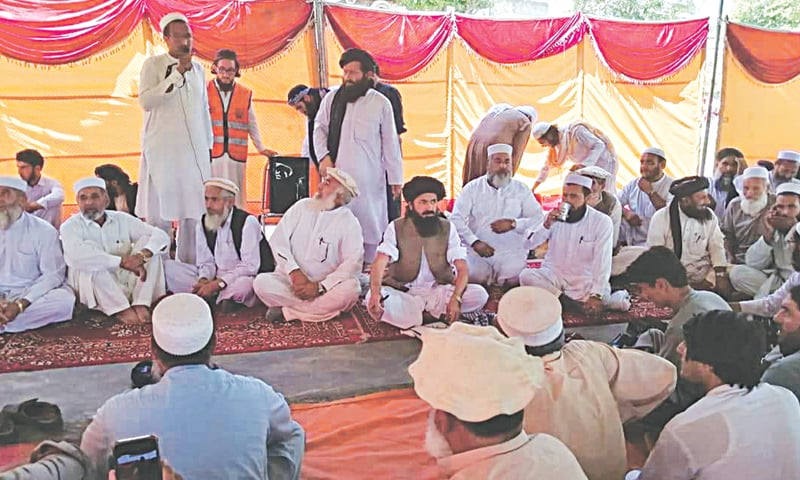 A tribal elder speaks at the jirga organized by the Jamiat Ulema-i-Islam-Fazl (JUI-F) party in Bajaur, Pakistan, on July 16, 2022. (Photo courtesy: DAWN)