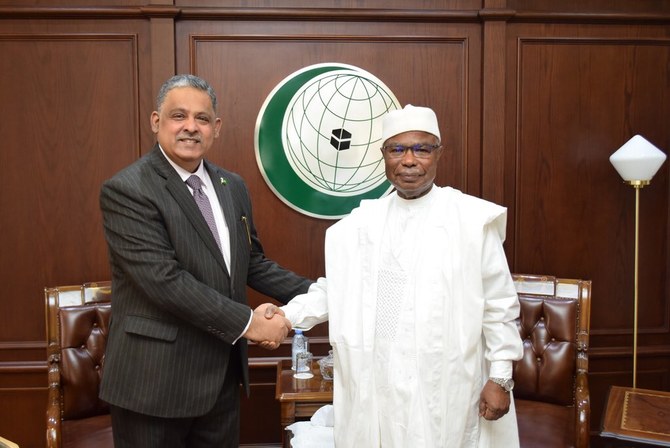 The Secretary-General of the OIC Hissein Brahim Taha and Pakistan’s permanent representative to the organization Rizwan Saeed Sheikh meet in Jeddah. (OIC)