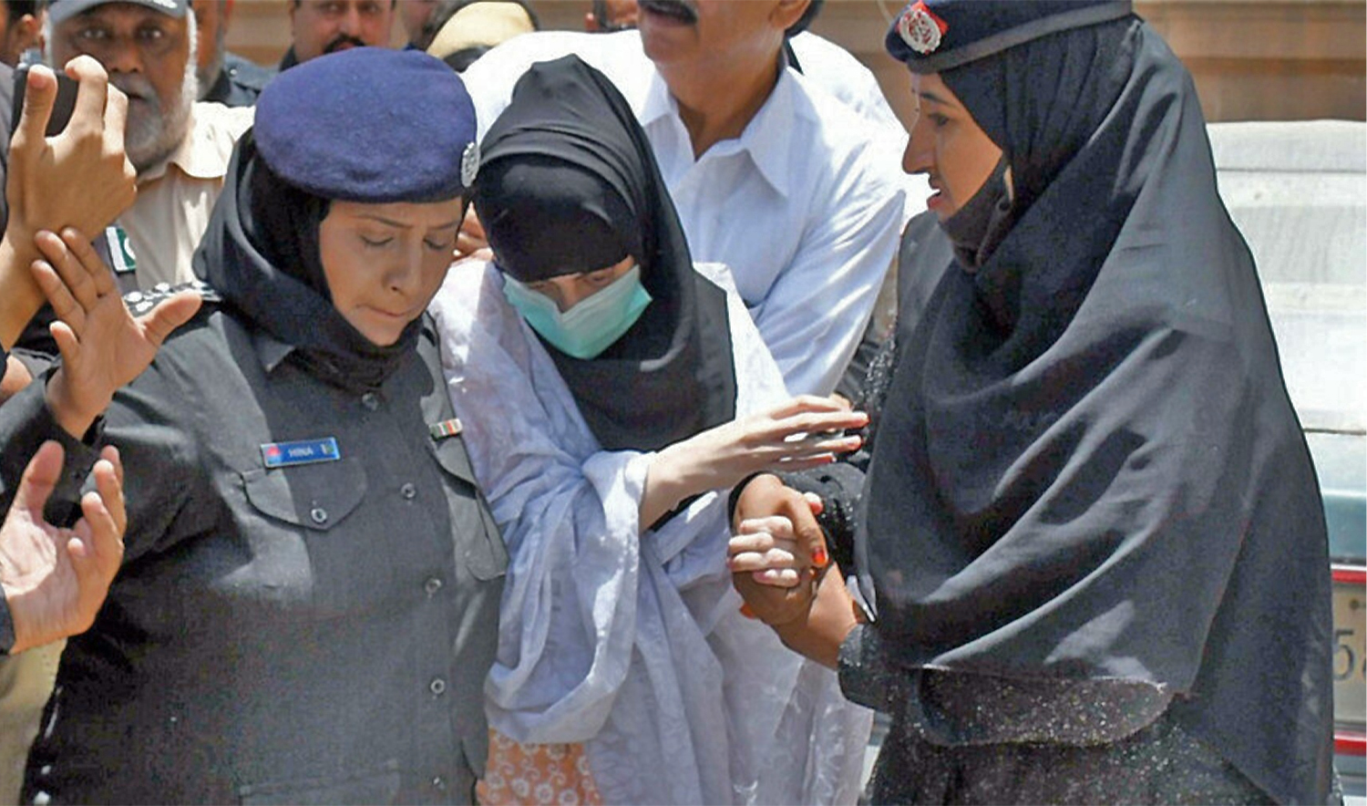 Police produces Dua Zehra, center, in a court in Karachi, Pakistan, on June 6, 2022. (Photo courtesy: social media)