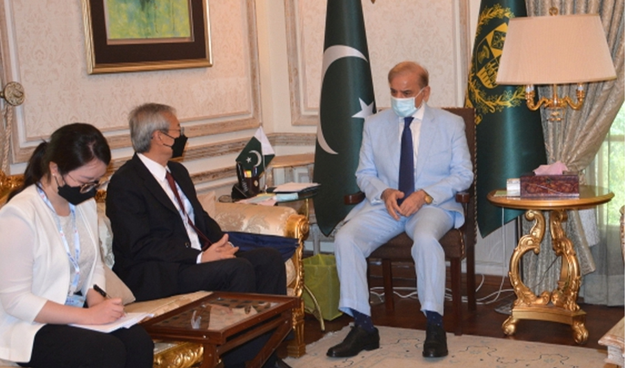 Pakistani Prime Minister Shehbaz Sharif (R) speaks to SCO Secretary General Zhang Ming (C) in Lahore on July 24, 2022. (APP)