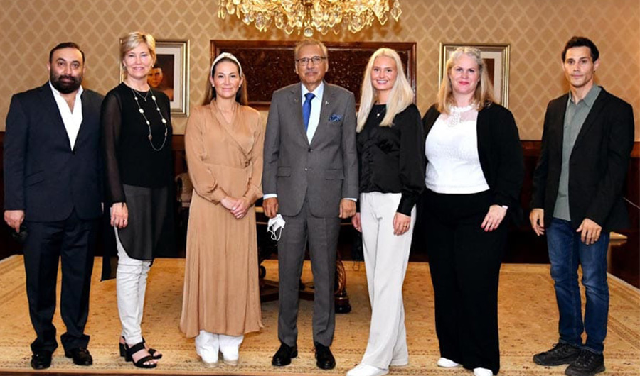 The family of Iceland's mountaineer John Snorri who lost his life while summiting K2 poses with Pakistan's President Dr Arif Alvi (C) in Islamabad on July 29, 2022. (PID)