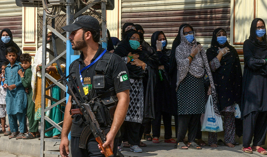 A policeman stands guard as Shiite Muslims take part in a mourning ritual during the Islamic month of Muharram ahead of Ashura ceremonies, in Peshawar on August 29, 2020. (AFP/FILE)