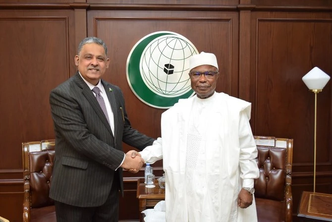 The Secretary-General of the OIC Hissein Brahim Taha and Pakistan’s permanent representative to the organization Rizwan Saeed Sheikh meet in Jeddah. (OIC)