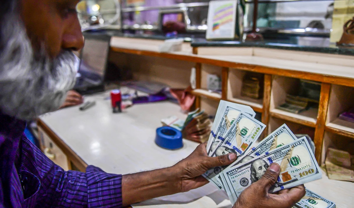 A foreign currency dealer counts US dollars at a shop in Karachi, Pakistan, on May 19, 2022. (AFP/File)