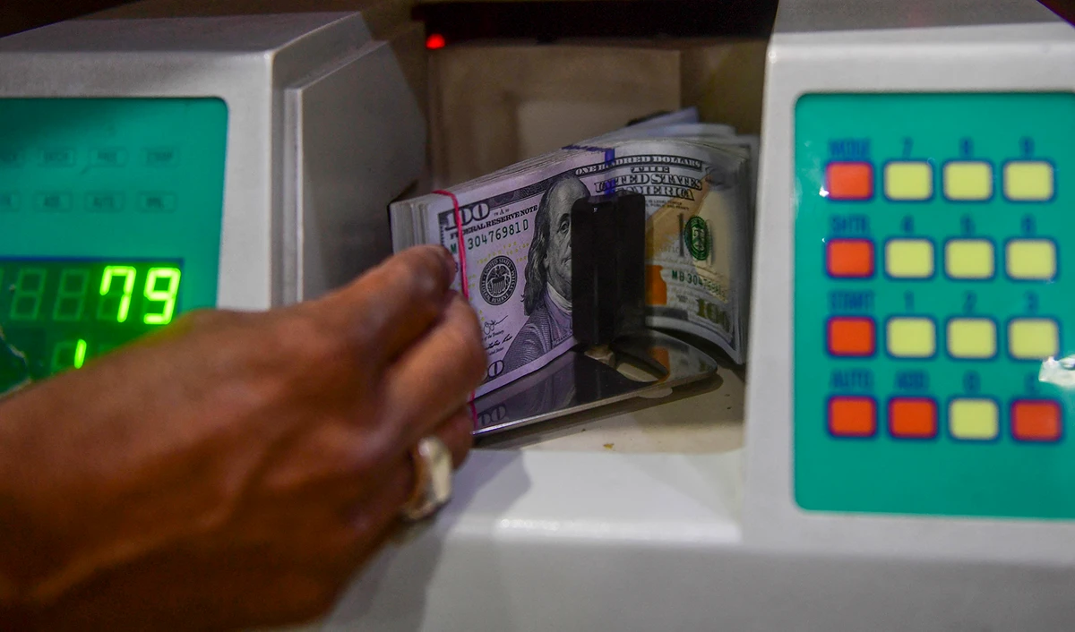 A foreign currency dealer counts US dollars at a shop in Karachi, Pakistan, on May 19, 2022. (AFP/File)
