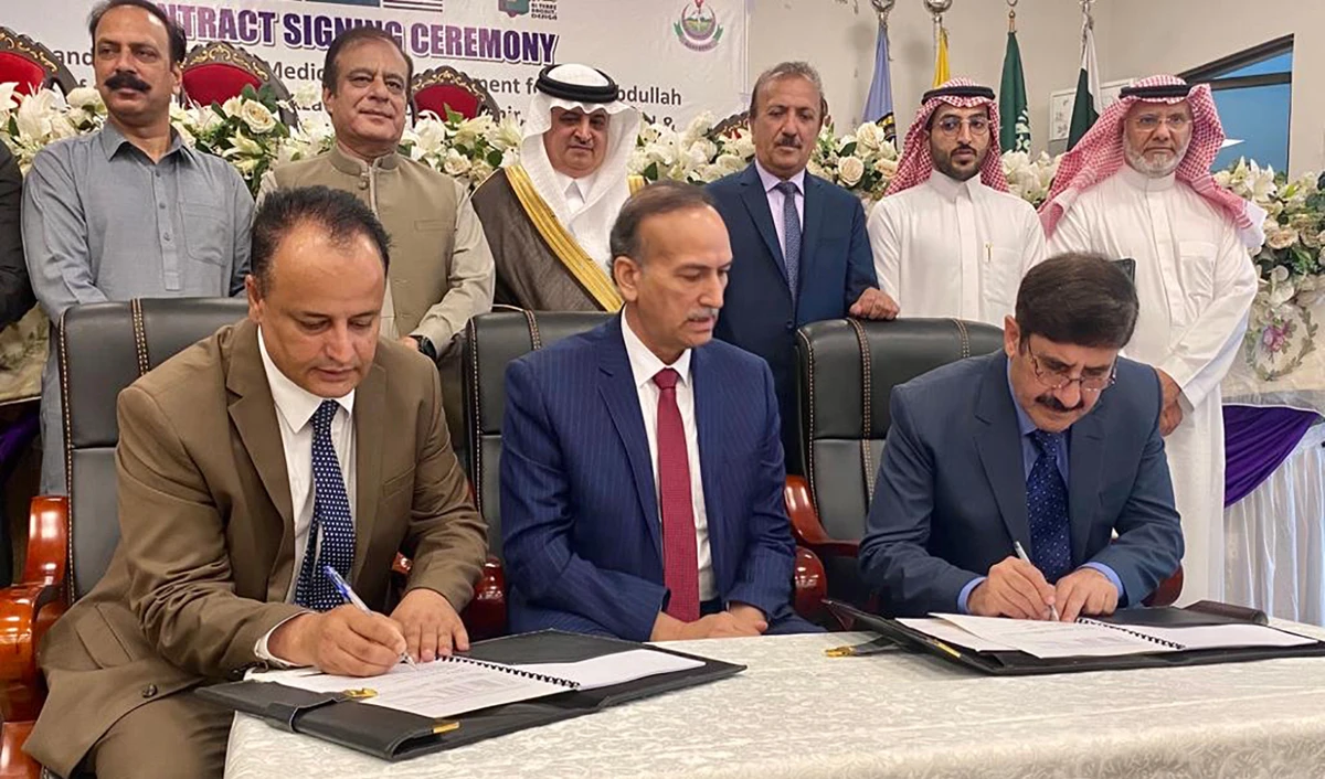 Officials of the AJK University and King Abdullah Teaching Hospital in Mansehra are signing an agreement with a Saudi firm in Islamabad, Pakistan, on July 28, 2022. (AN Photo)