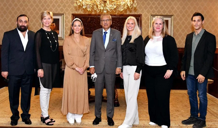 The family of Iceland's mountaineer John Snorri who lost his life while summiting K2 poses with Pakistan's President Dr Arif Alvi (C) in Islamabad on July 29, 2022. (PID)