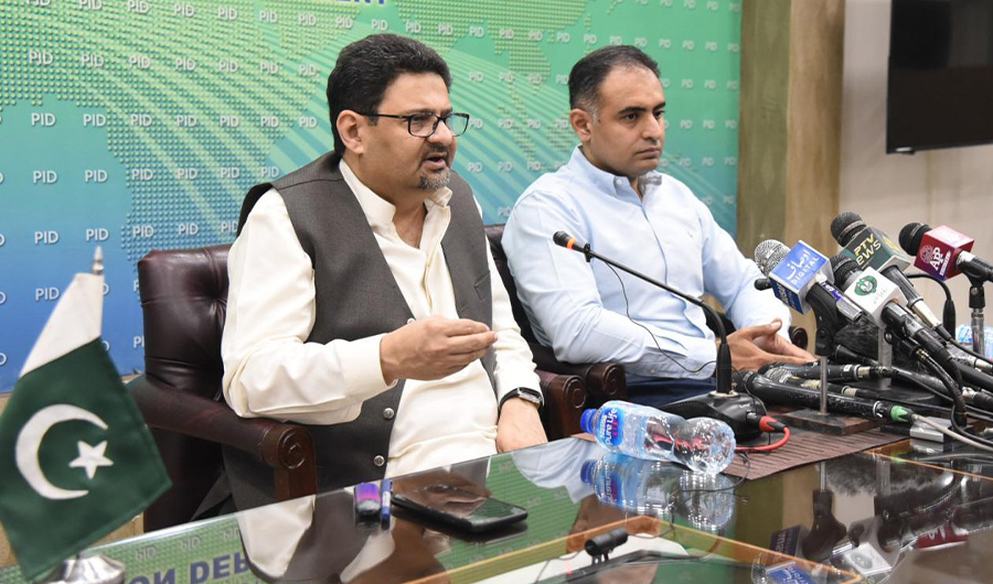 Federal Minister for Finance and Revenue Miftah Ismail (L) along with Bilal Azhar Kayani, Coordinator to the PM on Economy and Energy, are addressing a press conference in Islamabad, Pakistan, on 31 July, 2022. (Ministry of Finance)