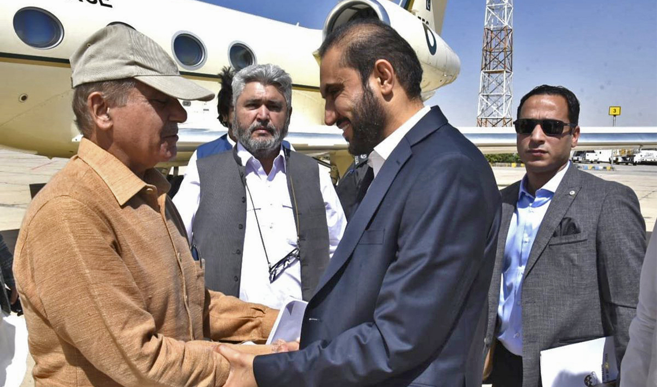 Balochistan Chief Minister Abdul Quddus Bizenjo (right) receives Prime Minister Shehbaz Sharif during a day-long visit to Quetta, Pakistan, to oversee relief operations in the flood-affected areas on August 1, 2022. (APP)
