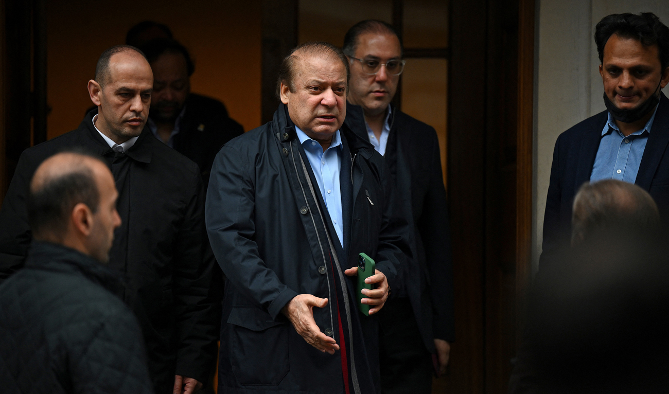 Pakistan's former Prime Minister Nawaz Sharif (3L), brother of Pakistan's current Prime Minister Shehbaz Sharif, leaves from a property in west London on May 11, 2022. (AFP/File)